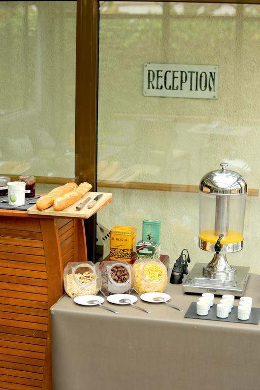 Отель Auberge La Pomme De Pin Senonches Экстерьер фото
