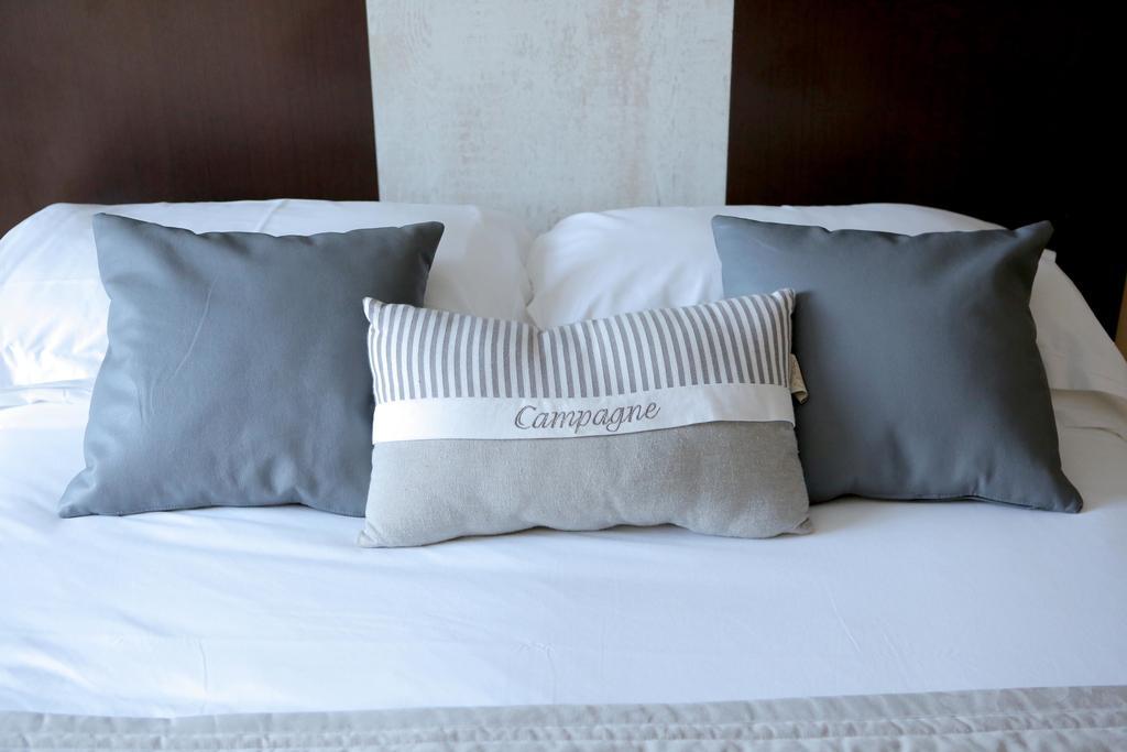 Отель Auberge La Pomme De Pin Senonches Номер фото