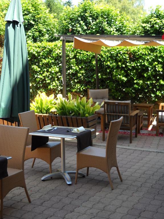 Отель Auberge La Pomme De Pin Senonches Экстерьер фото