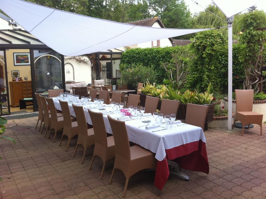 Отель Auberge La Pomme De Pin Senonches Экстерьер фото