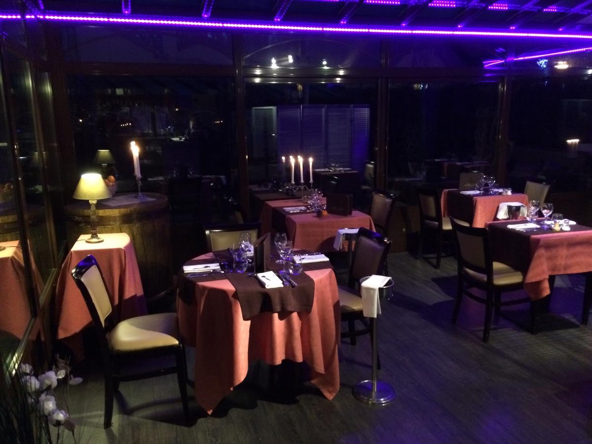 Отель Auberge La Pomme De Pin Senonches Экстерьер фото