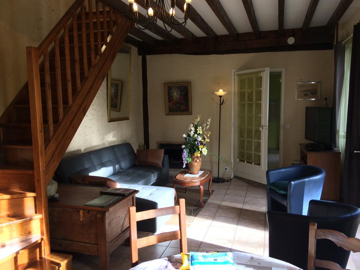 Отель Auberge La Pomme De Pin Senonches Экстерьер фото