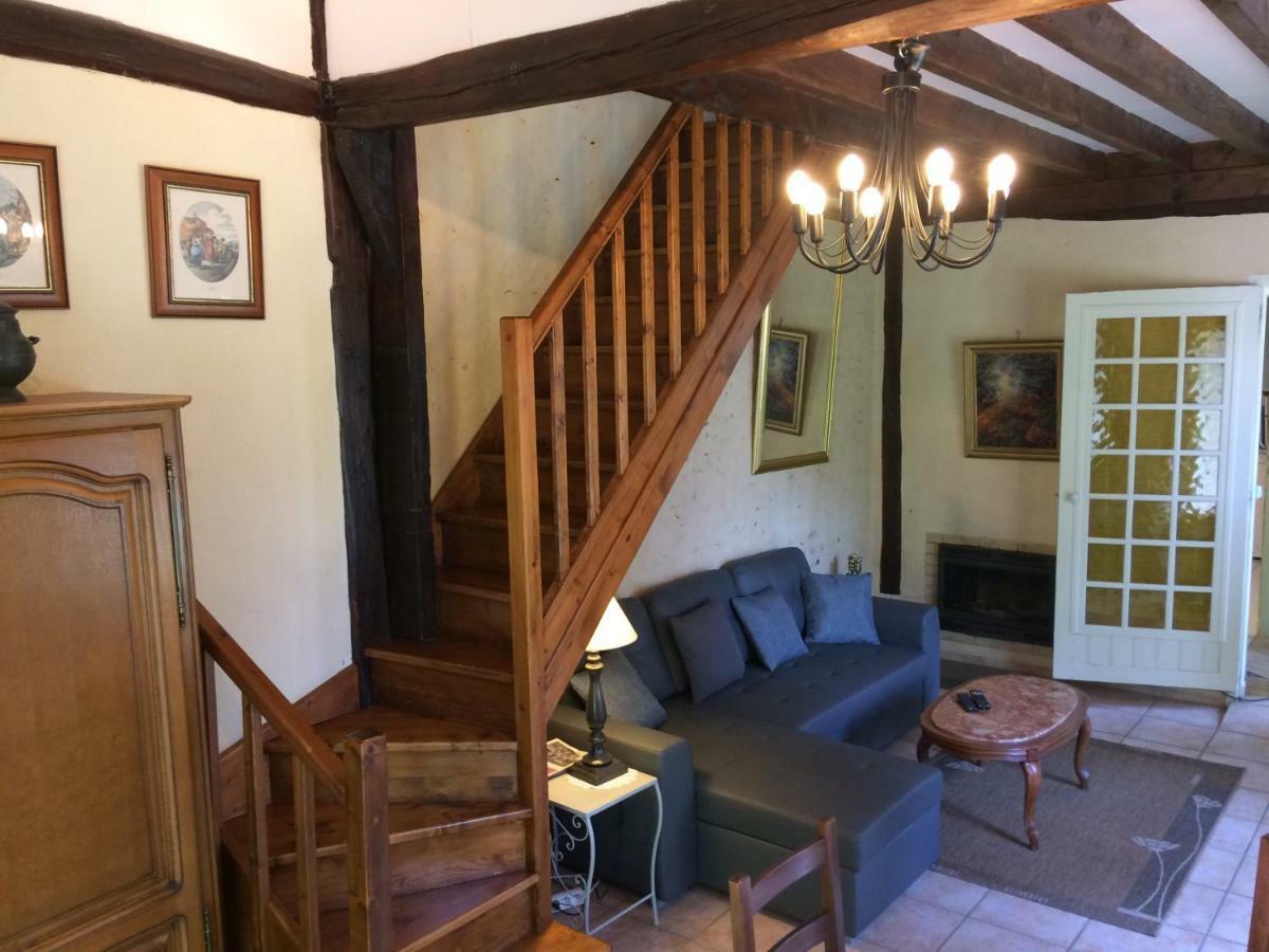 Отель Auberge La Pomme De Pin Senonches Экстерьер фото